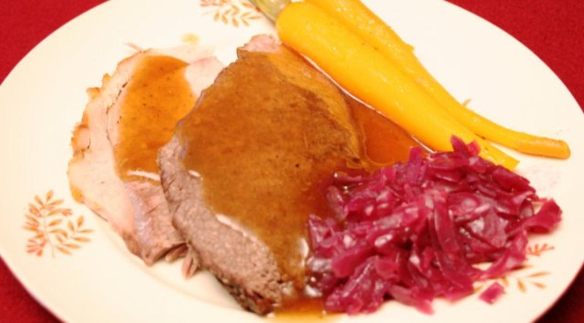 Rinder- und Schweinebraten, dazu Rotkohl, glasierte Möhren und Kartoffelschaum - Rezept