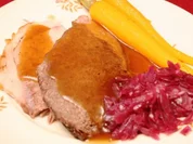 Rinder- und Schweinebraten, dazu Rotkohl, glasierte Möhren und Kartoffelschaum - Rezept
