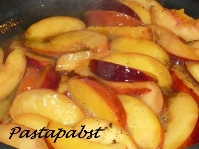 Rezept: Gebratene Nektarinen mit Schoko-Minz-Sauce Bild Nr. 3 Gebratene Nektarinen mit Schoko-Minz-Sauce - Rezept - Bild Nr. 3