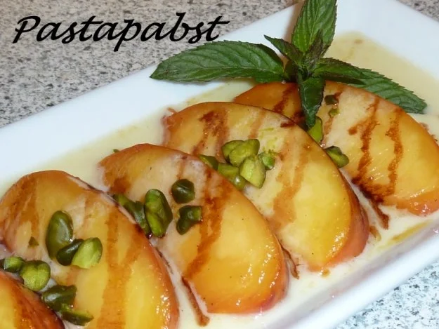 Rezept: Gebratene Nektarinen mit Schoko-Minz-Sauce Bild Nr. 4 Gebratene Nektarinen mit Schoko-Minz-Sauce - Rezept - Bild Nr. 4