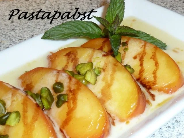 Rezept: Gebratene Nektarinen mit Schoko-Minz-Sauce Gebratene Nektarinen mit Schoko-Minz-Sauce - Rezept