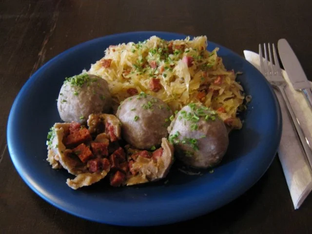 Pikante Wurstknödel auf süssem Kraut - Rezept