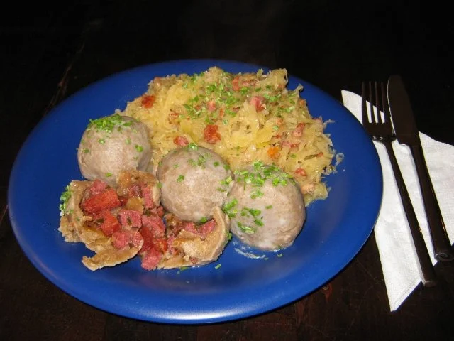 Pikante Wurstknödel auf süssem Kraut - Rezept - Bild Nr. 2