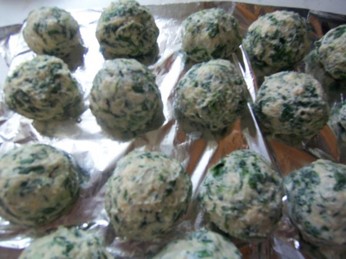 Quarkknödel mit Spinat und Röstzwiebeln - einfach - von extrawurst