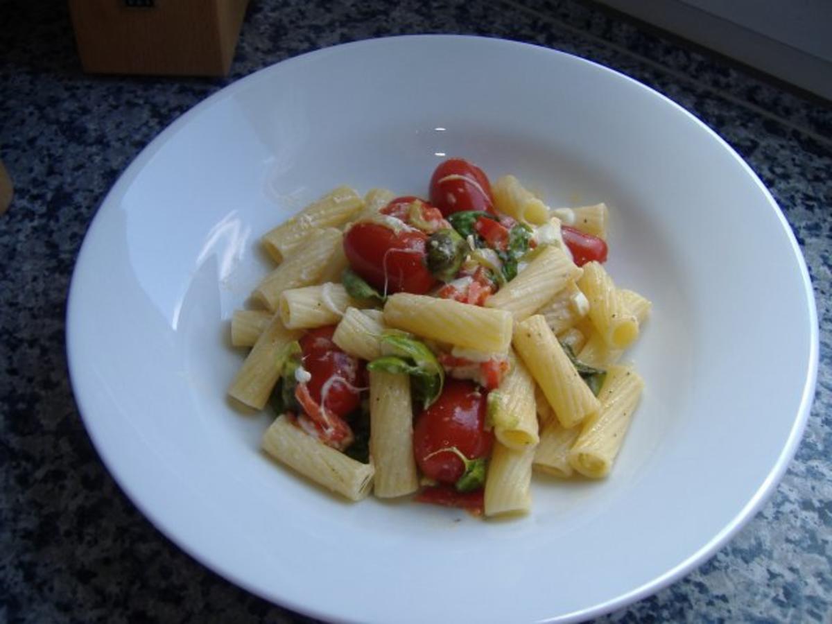 Rigatoni mit Tomaten,Mozzarella und Basilikum - Rezept