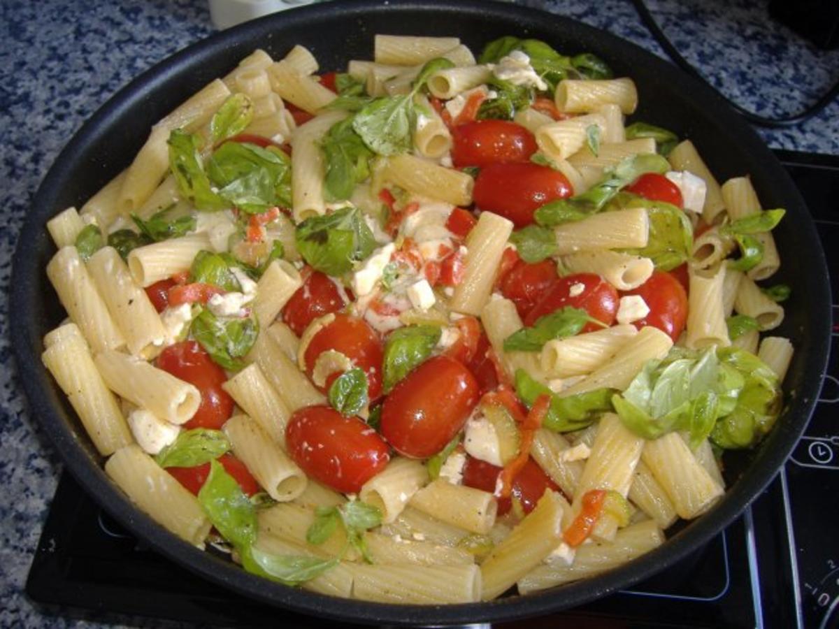 Rigatoni mit Tomaten,Mozzarella und Basilikum - Rezept - Bild Nr. 4