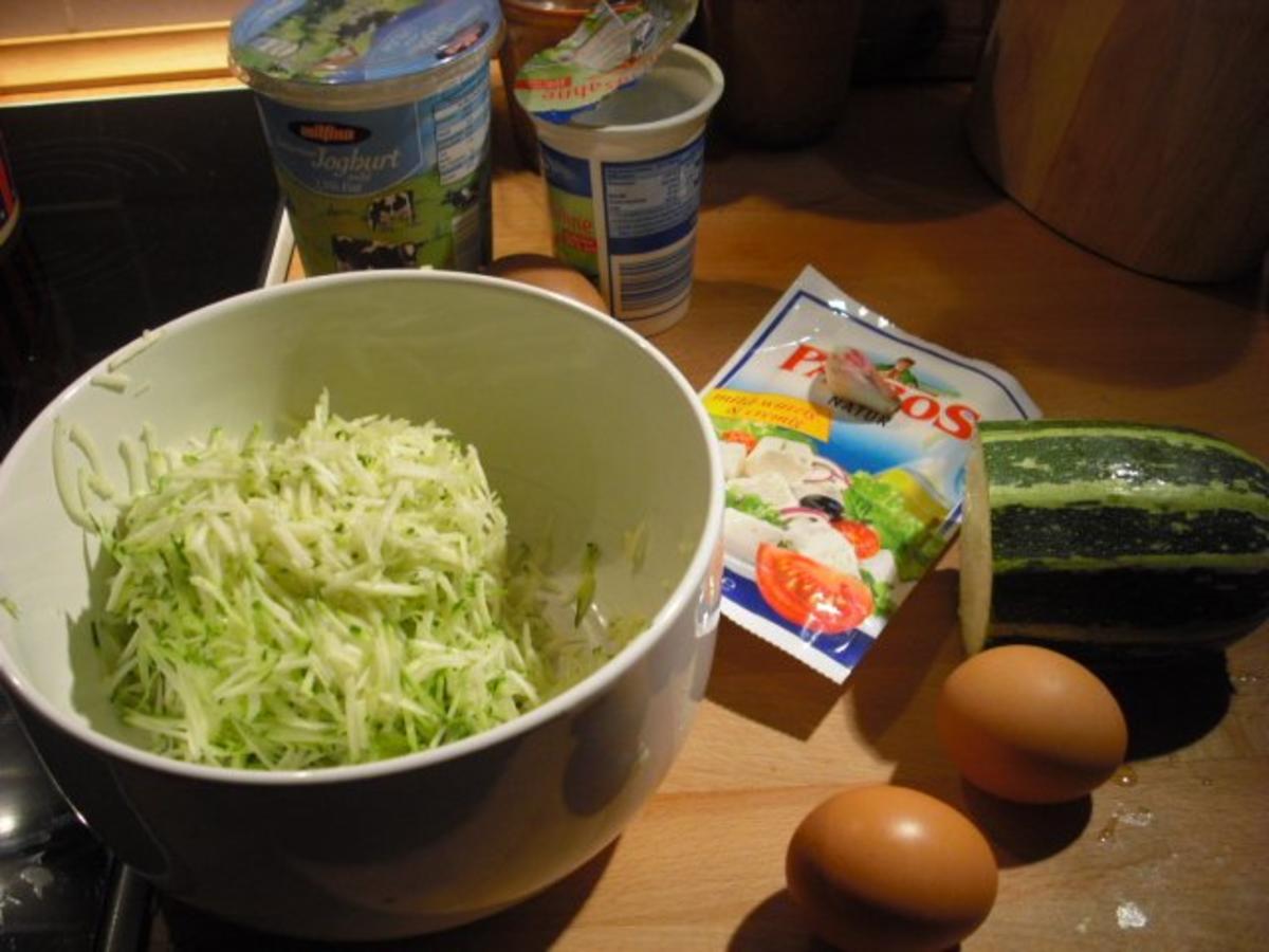 Zucchini-Schafskäse-Röstis mit Joghurtdip - Rezept - Bild Nr. 2