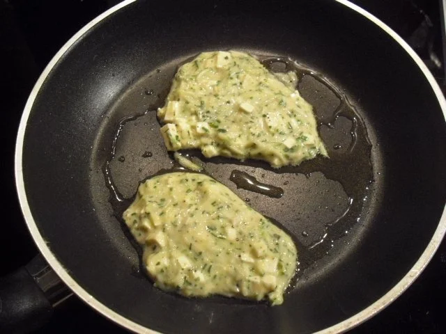 Rezept: Zucchini-Schafskäse-Röstis mit Joghurtdip Bild Nr. 4 Zucchini-Schafskäse-Röstis mit Joghurtdip - Rezept - Bild Nr. 4