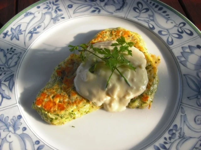 Rezept: Zucchini-Schafskäse-Röstis mit Joghurtdip Zucchini-Schafskäse-Röstis mit Joghurtdip - Rezept