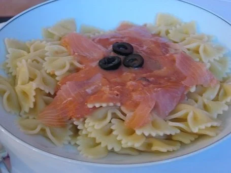 Rezept: Farfalle mit Lachssoße Farfalle mit Lachssoße - Rezept