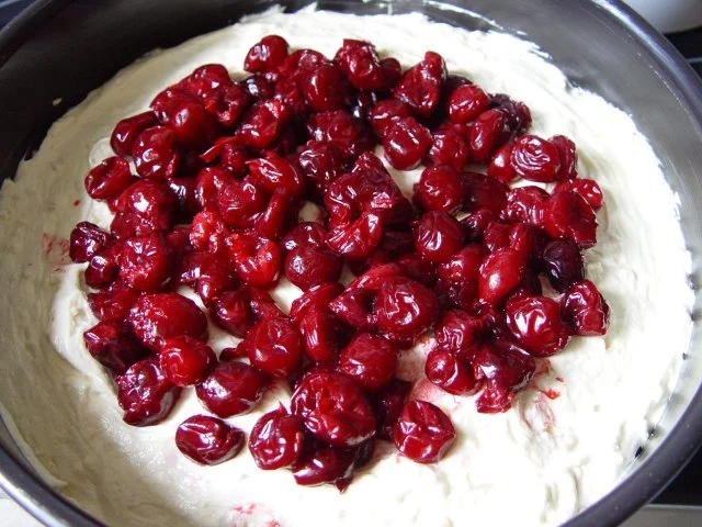 Kirsch – Baiser – Torte mit Rührteig - Rezept - Bild Nr. 3