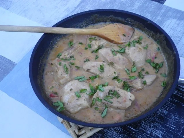 Putengoulasch in Gemüse - Basilikum - Sauce - Rezept