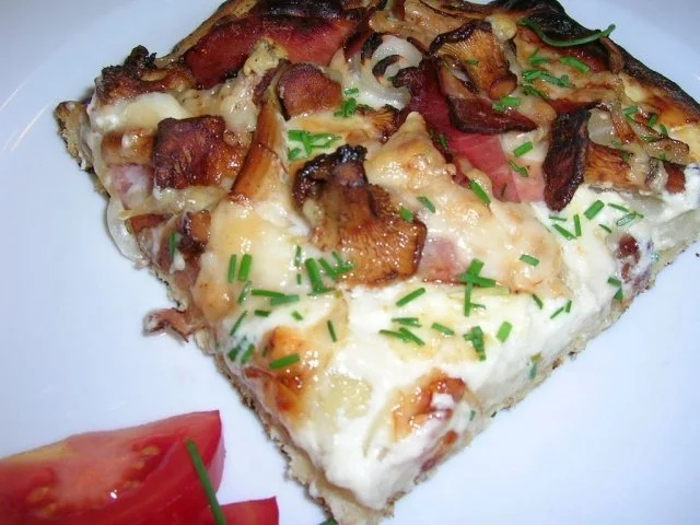 Pizzafladen mit Pfifferlingen, rohem Schinken und Ziegengouda (für Petra!!!) Du darfst ... - Rezept