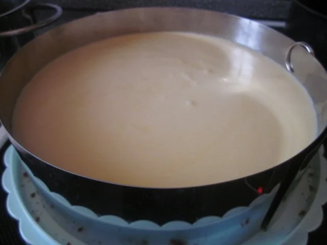 Eierlikörmousse-Torte mit Mandelboden - Rezept - Bild Nr. 4