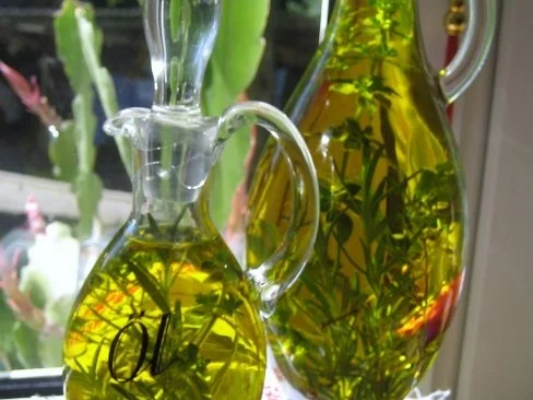 Rezept: Kräuter-Öl - nicht nur zum Verschenken ... Kräuter-Öl - nicht nur zum Verschenken ... - Rezept