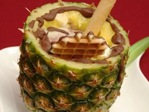 Ananasbecher mit Vanille- und Schokoladeneis, dazu Vanillesoße - Rezept