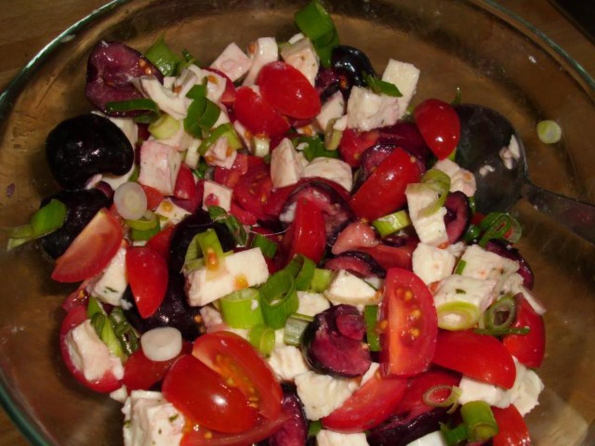 Salat: Tomaten-Kirschen-Mozzarella - Rezept - Bild Nr. 3