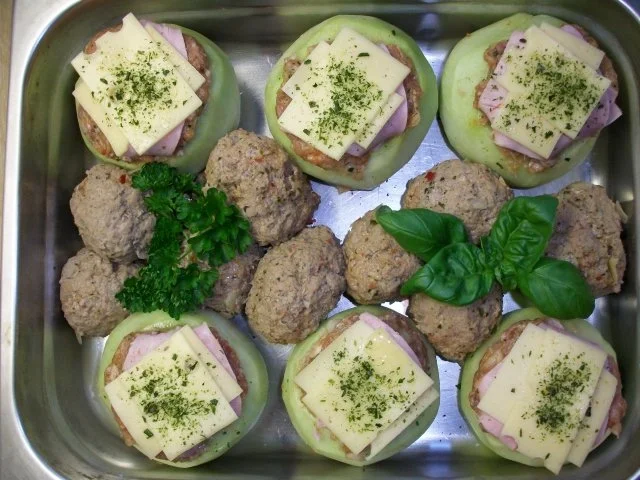 Rezept: Kohlrabi gefüllt mit Hachfleisch und Kochschinken Käse Haube...Salzkartoffeln u.Soße... Bild Nr. 2 Kohlrabi gefüllt mit Hachfleisch und Kochschinken Käse Haube...Salzkartoffeln u.Soße... - Rezept - Bild Nr. 2