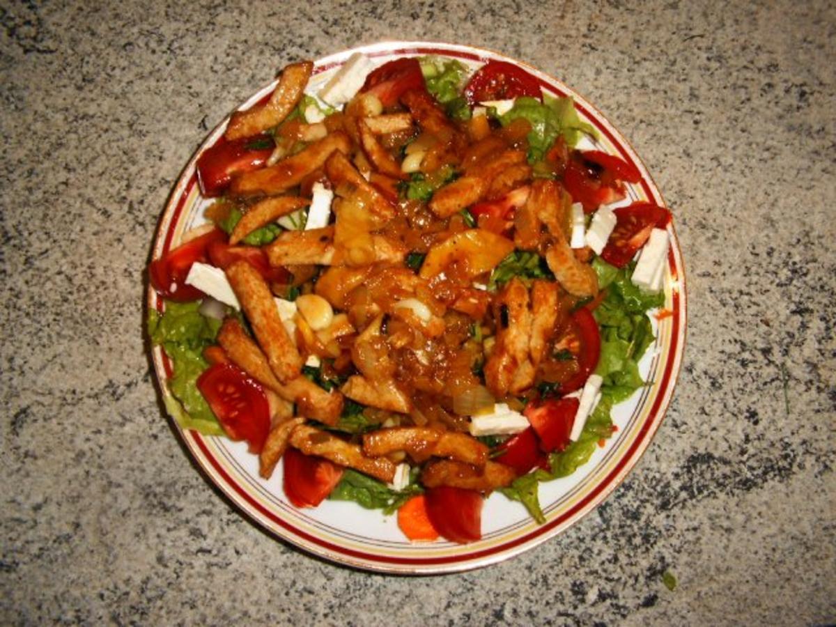 Salat mit warmen Hähnchenstreifen - Rezept