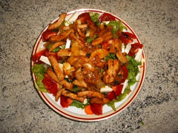 Salat mit warmen Hähnchenstreifen - Rezept - kochbar.de