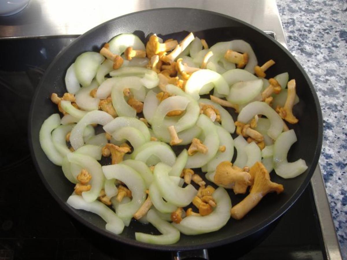 Dorsch mit Krabben und Schmorgurken Pfifferlings Gemüse - einfach - von ...