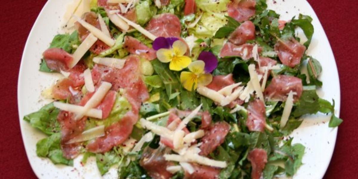 Lammcarpaccio mit Löwenzahnsalat, Ciabatta und Zitronenbutter - Rezept