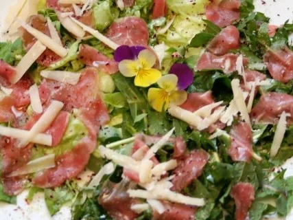Rezept: Lammcarpaccio mit Löwenzahnsalat, Ciabatta und Zitronenbutter Lammcarpaccio mit Löwenzahnsalat, Ciabatta und Zitronenbutter - Rezept