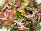 Lammcarpaccio mit Löwenzahnsalat, Ciabatta und Zitronenbutter - Rezept
