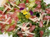 Lammcarpaccio mit Löwenzahnsalat, Ciabatta und Zitronenbutter - Rezept