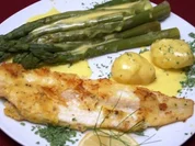 Gebratene Seezunge in Zitronen-Pfeffer-Eihülle, dazu frischer Spargel und neue Kartoffeln - Rezept