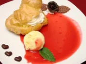 Rezept: Windbeutel mit Bourbon-Vanille-Eis und Himbeersoße Windbeutel mit Bourbon-Vanille-Eis und Himbeersoße - Rezept