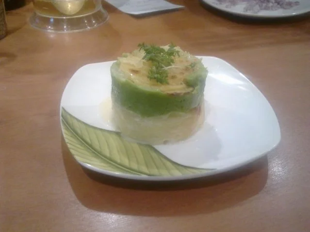 Rezept: Kartoffelgratin und Erbsen-Kressepüree Törtchen Kartoffelgratin und Erbsen-Kressepüree Törtchen - Rezept