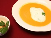 Möhren-Ingwersuppe mit Edamerplätzchen - Rezept