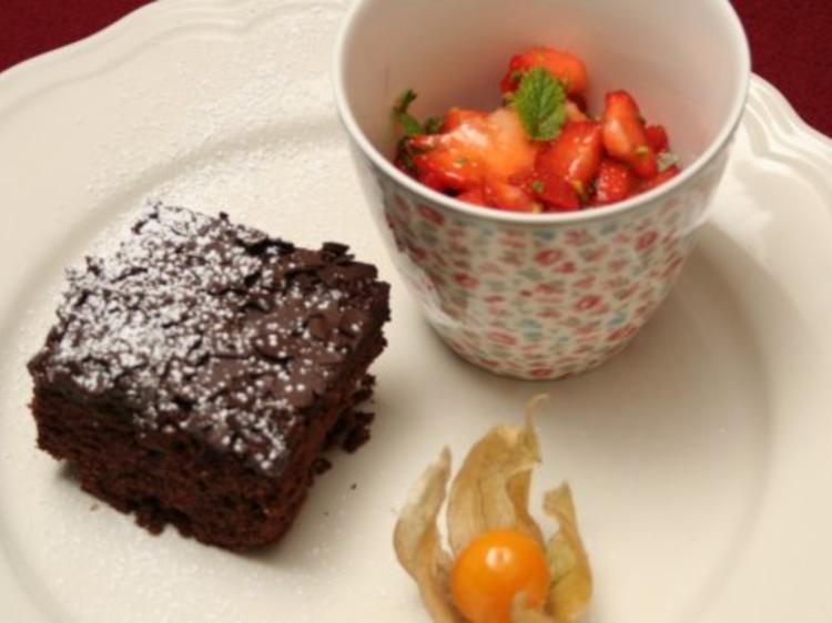 Brownies mit Erdbeersalat - Rezept mit Bild - kochbar.de