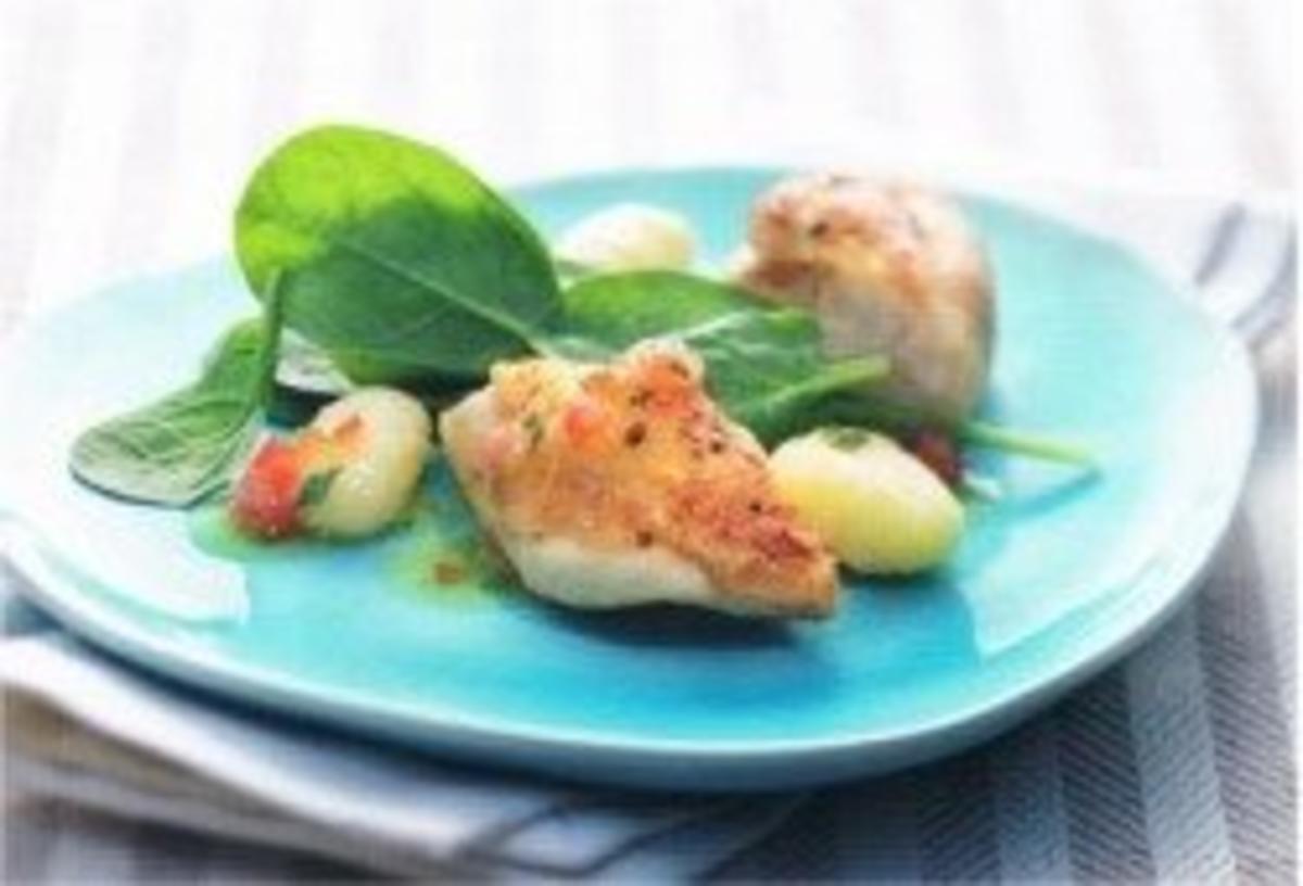 Zartes Hähnchen auf Spinatsalat mit Salbeignocchi in Zitronensauce - Rezept