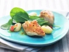 Zartes Hähnchen auf Spinatsalat mit Salbeignocchi in Zitronensauce - Rezept