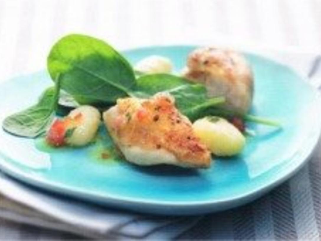 Zartes Hähnchen auf Spinatsalat mit Salbeignocchi in Zitronensauce ...