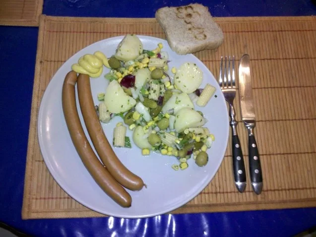 Rezept: Salat: Wiener Würstchen mit Kartoffelsalat â la Gudrun Salat: Wiener Würstchen mit Kartoffelsalat â la Gudrun - Rezept