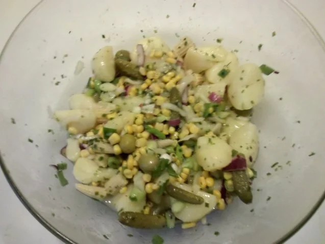 Rezept: Salat: Wiener Würstchen mit Kartoffelsalat â la Gudrun Bild Nr. 2 Salat: Wiener Würstchen mit Kartoffelsalat â la Gudrun - Rezept - Bild Nr. 2