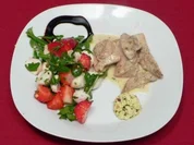 Erdbeer-Mozzarella-Salat an Hähnchenbrust - Rezept