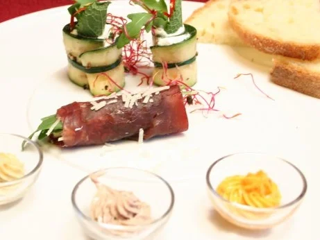 Rezept: Dreierlei Butter Mousse an Maisbrot mit Zucchini-Röllchen und Bresaola Birnen-Röllchen Dreierlei Butter Mousse an Maisbrot mit Zucchini-Röllchen und Bresaola Birnen-Röllchen - Rezept