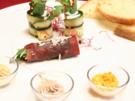Dreierlei Butter Mousse an Maisbrot mit Zucchini-Röllchen und Bresaola Birnen-Röllchen - Rezept