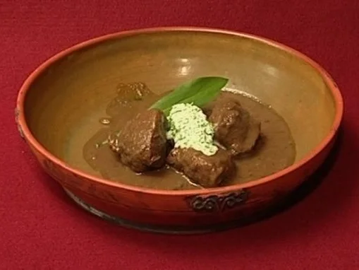 Rezept: 'Skadis Beute' – Besoffener Hirsch mit Wurzelgemüse an Bärlauchcreme (Tommy Krappweis) 'Skadis Beute' – Besoffener Hirsch mit Wurzelgemüse an Bärlauchcreme (Tommy Krappweis) - Rezept