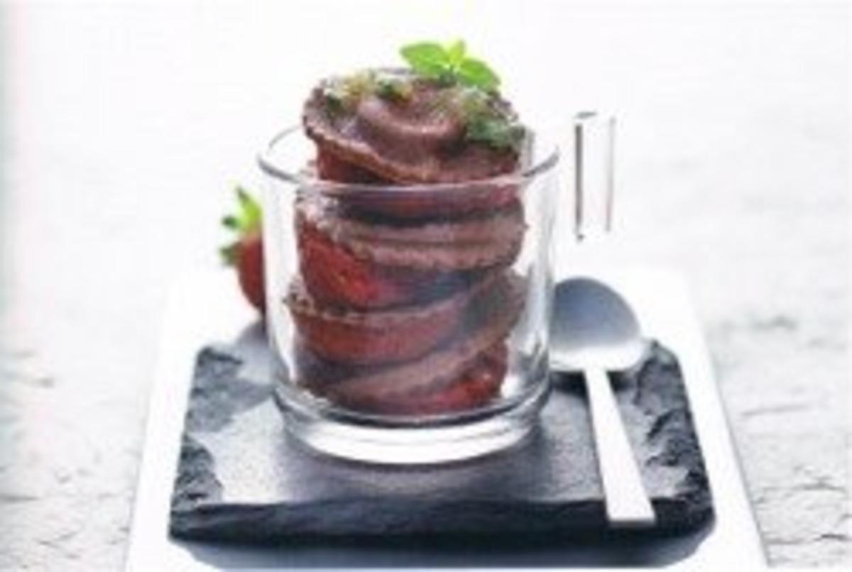 Schokoladeravioli mit marinierten Erdbeeren und süßer Kräuter- Schmelze - Rezept