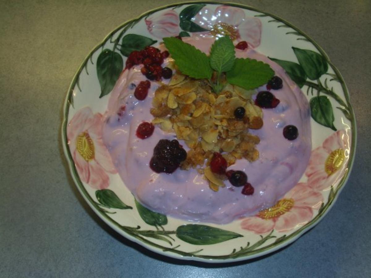 Beeren-Quark mit karamelisierten Mandeln - Rezept