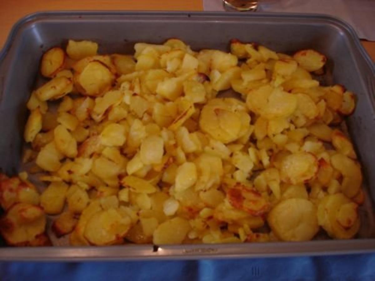 Fischfrikadellen mit Remoulade und Bratkartoffeln - Rezept - Bild Nr. 3