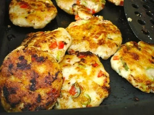 Fischfrikadellen mit Remoulade und Bratkartoffeln - Rezept - Bild Nr. 2