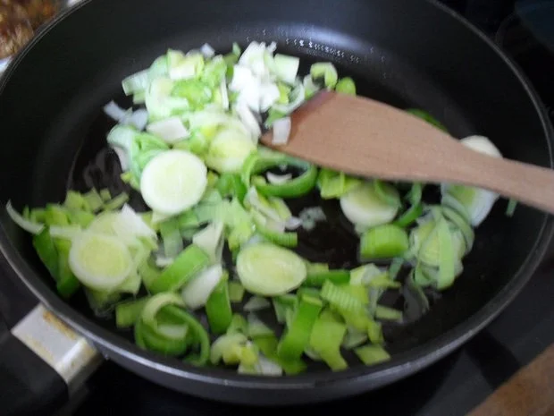 Rezept: Hühnebrustfilet in Tomaten-Lauchsoße mit Käse überbacken Bild Nr. 5 Hühnebrustfilet in Tomaten-Lauchsoße mit Käse überbacken - Rezept - Bild Nr. 5