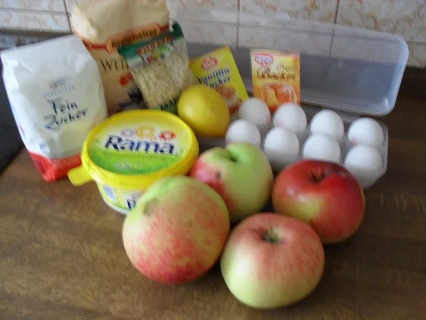 Rezept: Apfelkuchen "Wiener Art" zum Geburtstag für`s "Rosinenschneckele" Bild Nr. 2 Apfelkuchen "Wiener Art" zum Geburtstag für`s "Rosinenschneckele" - Rezept - Bild Nr. 2