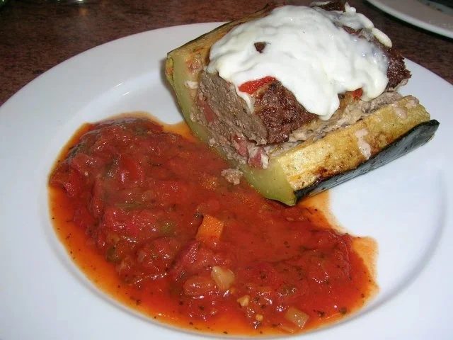 Rezept: XXXL-Zucchini, ( 1 1/2 kg) gefüllt mit Lammhack und überbacken mit Ziegenkäse Bild Nr. 2 XXXL-Zucchini, ( 1 1/2 kg) gefüllt mit Lammhack und überbacken mit Ziegenkäse - Rezept - Bild Nr. 2